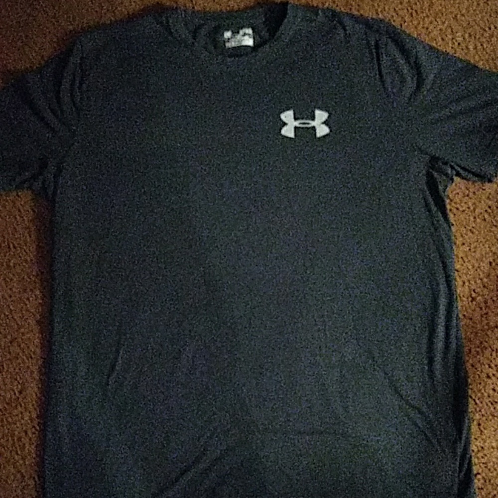 LIKE NEW UNDER ARMOUR T-SHIRT
